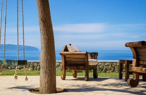 Ratzakli House | Artsy Wooden Cottage