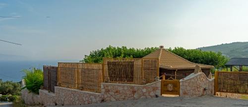 Ratzakli House | Artsy Wooden Cottage