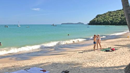 Wichit Apartment | At the Beach Spacious 2-level Design Home for 2-5 and 1 infant, Ao Yon Beach Phuket