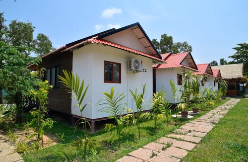 Sangkat Sla Kram House | Authentic Khmer house with Garden View