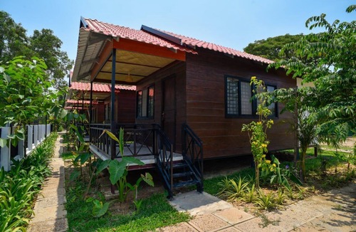 Sangkat Sla Kram House | Authentic Khmer house with Garden View