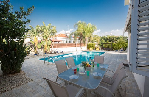 Ayia Thekla Cottage | Ayia Napa Holiday Villa AT26 - a villa that sleeps 10 guests in 4 bedrooms