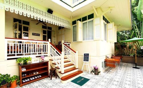 Wat Bowon Niwet Hostel | Baan Dinso
