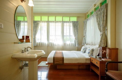 Wat Bowon Niwet Hostel | Baan Dinso