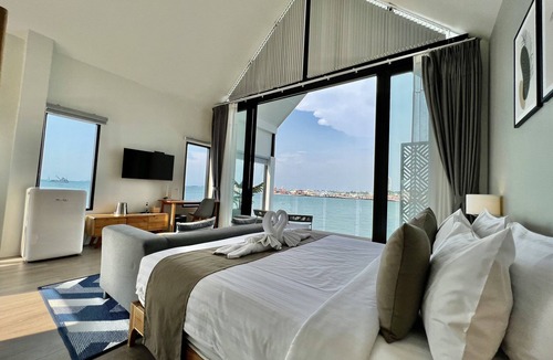 Bang Sare Hotel | Baan Tah On The Sea