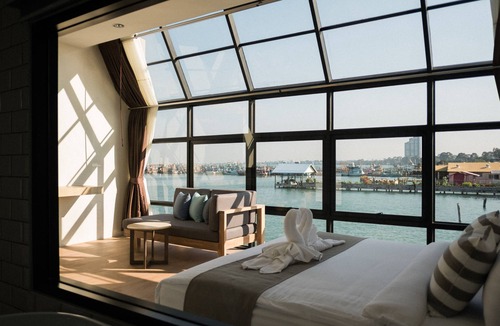 Bang Sare Hotel | Baan Tah On The Sea