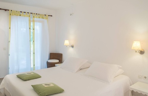 Kanapitsa Villa | Beachfront 2-bedroom Villa at Vromololimnos Beach