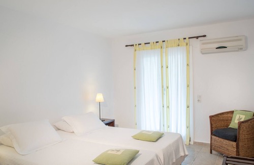 Kanapitsa Villa | Beachfront 2-bedroom Villa at Vromololimnos Beach