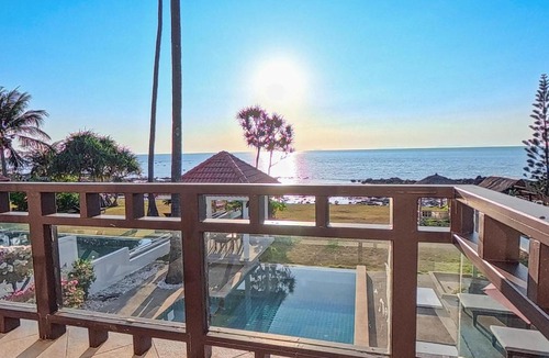 Ko Lanta Villa | Beachfront! 3 Bedrooms - Malee Beach Villa E7