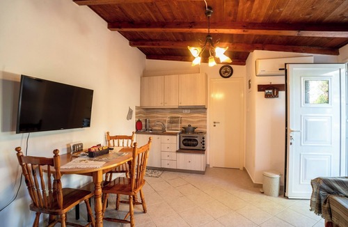 Malakonta House | Beachfront Cottage with Spectacular Evian Gulf Views – 3 Minutes from Eretria