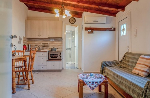 Malakonta House | Beachfront Cottage with Spectacular Evian Gulf Views – 3 Minutes from Eretria
