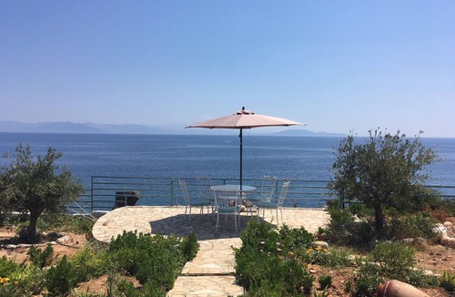 Rafina-Pikermi House | Beachfront Holiday Apartment