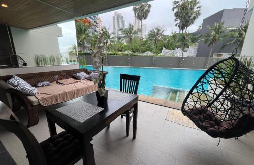 North Pattaya Apartment | Beachfront Luxe with Pool Access and Terrace
