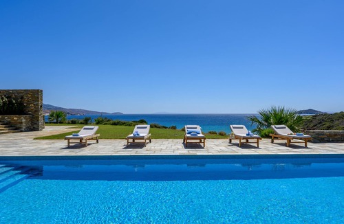 Mpatsi House | Beautiful 2-bedroom house "on the beach" with swimming pool