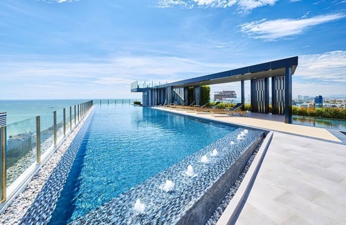 Pattaya Bay Apartment | Best Location of Pattaya, Sky Pool, Next To Beach