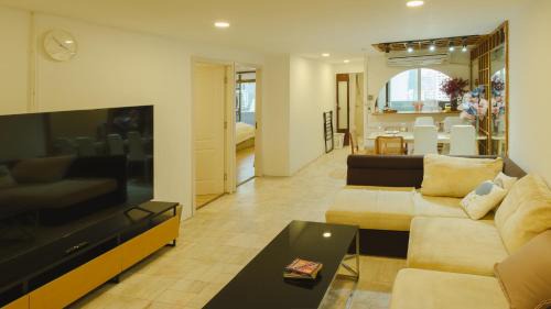 Silom Apartment | Big unit for 8 people, city center Silom