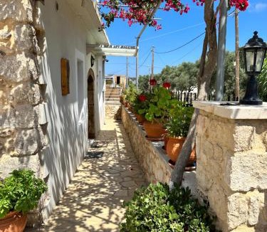 Monopari House | BIO Garden Stonehouse