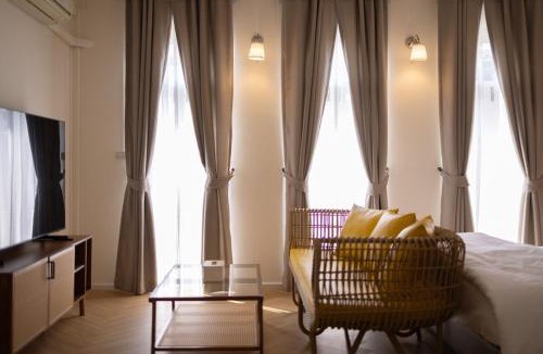 Thung Maha Mek Apartment | BKK CBD Whole-Floor Apt 3BR 2BA 7-Min to MRT