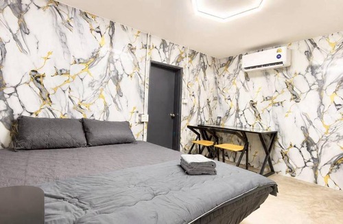 Wang Chin Bed & Breakfast | Black Box Steak lounge and Hotel
