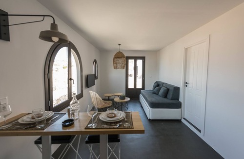Agios Ioannis Apartment | Black Cactus