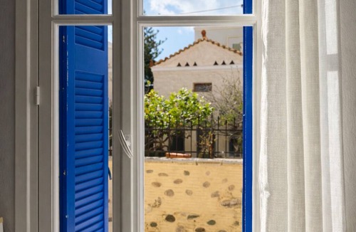 Ermoupoli House | Bright Authentic Cycladic Home, Walk to Ermoupoli Center