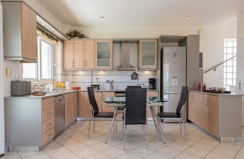 Marathon Villa | Bright & Spacious, two-floor Family Garden Home