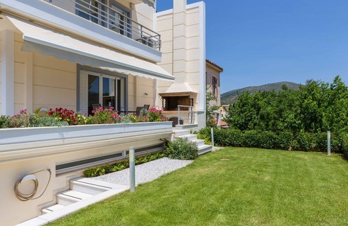 Marathon Villa | Bright & Spacious, two-floor Family Garden Home