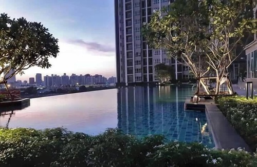 Huai Khwang Apartment | Bright studio condo for up to 2 guests at Supalai Veranda Rama 9. Located on the 15th floor with pool view, fully furnished interiors, kitchen, dining area, washer, Smart TV and access to pool, gym and shared building amenities.