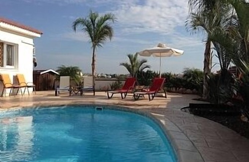 Ayia Thekla House | Bungalow with Private Pool and Garden, Seaside