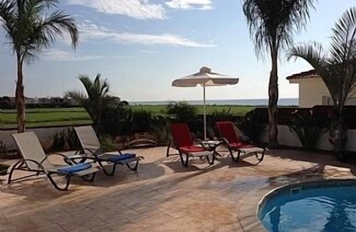 Ayia Thekla House | Bungalow with Private Pool and Garden, Seaside