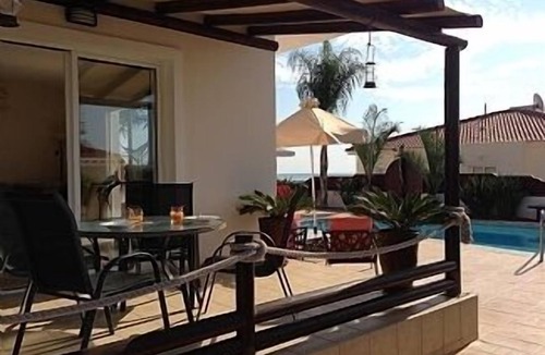 Ayia Thekla House | Bungalow with Private Pool and Garden, Seaside