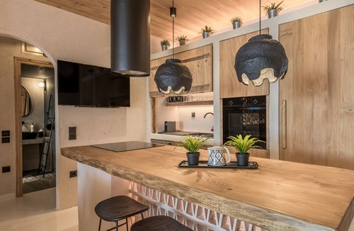 Apollonia House | Captain Zeppos