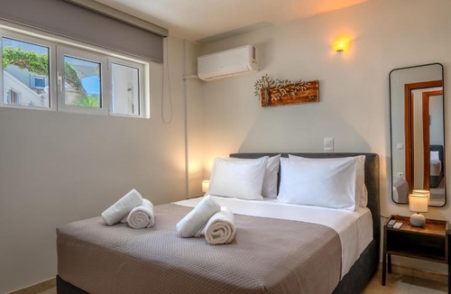 Heraklion Apartment | Casa di Tzaki Stone House with Garden & BBQ
