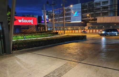 Thap Yao House | Cat 's lover townhouse Suvannabhumi Airport .