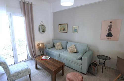 Petralona Apartment | Central Apartment with Spacious Balcony