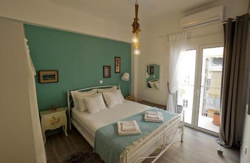 Petralona Apartment | Central Apartment with Spacious Balcony