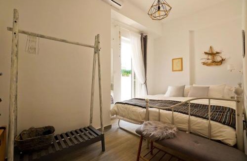 Petralona Apartment | Central Apartment with Spacious Balcony