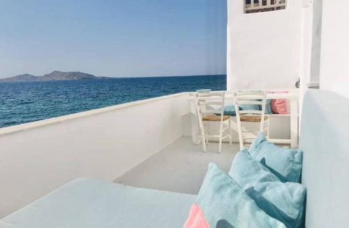 Naousa Apartment | Centrally located Naoussa seafront studio Casa Medusa with amazing view!