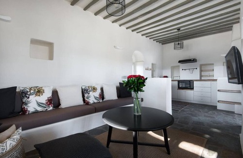 Mykonos Town Villa | Charming Private Greek Heritage Retreat (Tavros)
