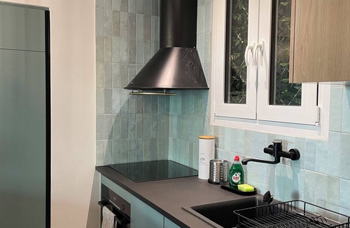 Koukaki Apartment | Chic Acropolis apartment with stunning roof terrace in Athens historic center