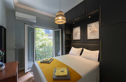 Koukaki Apartment | Chic Acropolis apartment with stunning roof terrace in Athens historic center