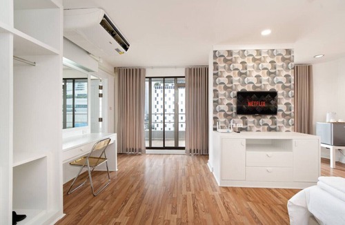 Ploenchit Apartment | Chic King Bed Apt w/Bathtub, BTS Central BKK BTB9
