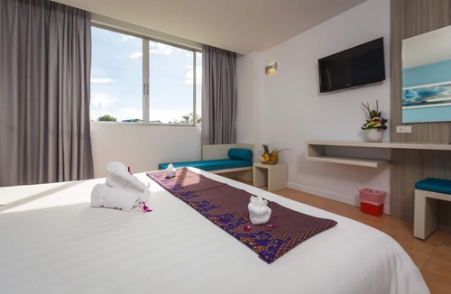 Karon Hotel | City View superior room #12, 3 mins to Karon beach