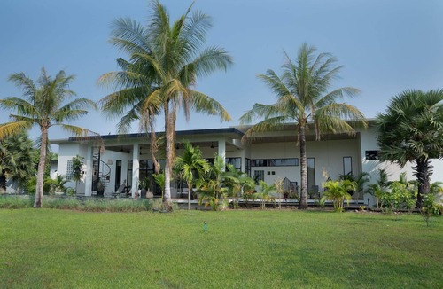 Downtown Siem Reap Villa | Comfy Contemporary Villa with Beautiful Pool and Garden