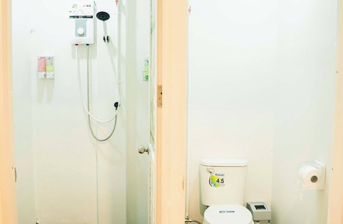 Thanon Phetchaburi Hostel | Comfy Corner Hostel