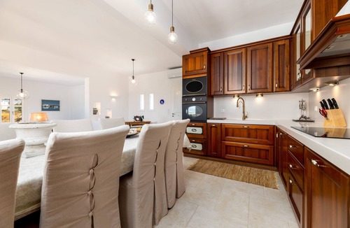 Aliki Villa | Constamar Villa, Swimming pool - 10min walk from Alyki Center!