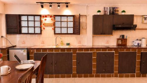 Pratunam Apartment | Cozy 2 Queen Bed with Vintage Kitchen at PhayaThai BTS