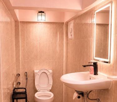 Pratunam Apartment | Cozy 2 Queen Bed with Vintage Kitchen at PhayaThai BTS