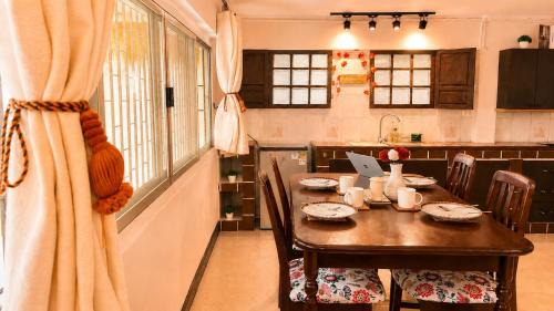 Pratunam Apartment | Cozy 2 Queen Bed with Vintage Kitchen at PhayaThai BTS