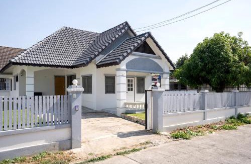 Tha Sala House | Cozy 3 BR house & green lawn near Airport & Old town